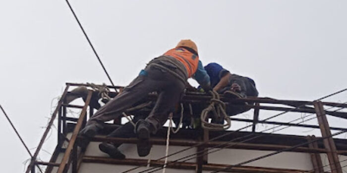 Waduh! Pekerja Tersengat Listrik ketika Memasang Baliho Caleg DPR RI