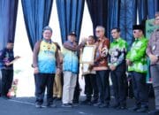 Bupati Malinau Wempi W. Mawa Terima Anugerah Adhi Bhakti Tani Nelayan di PEDA KTNA Kaltara