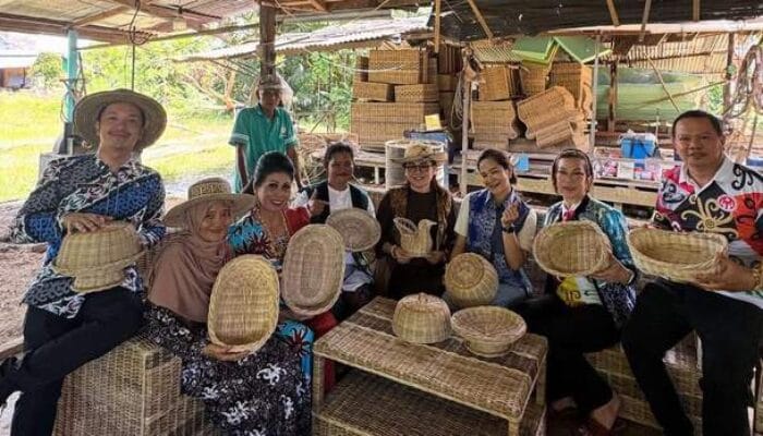 Pengrajin Lokal Malinau Ikut Meriahkan Dekorasi Festival IRAU ke-11