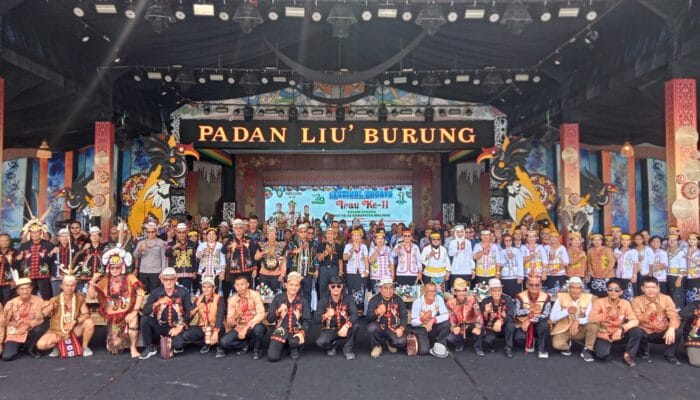 Adat Dayak Sa’ban Tampilkan Gulat Tradisional ‘Phuwal’ Meriahkan Festival Budaya Irau ke-11