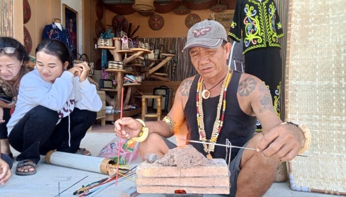 Manik-Manik Dayak : Belajar dan Melihat Langsung Pembuatannya di Irau ke-11