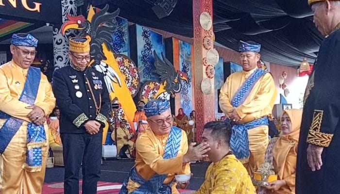 Bupati Malinau Hadiri Upacara Pernikahan Adat Bulungan dalam Rangka Irau ke-11 dan HUT Malinau ke-26