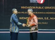 Dorong Pelestarian Budaya dan Ekonomi Lewat Festival Irau, Bupati Wempi Raih Penghargaan TV One