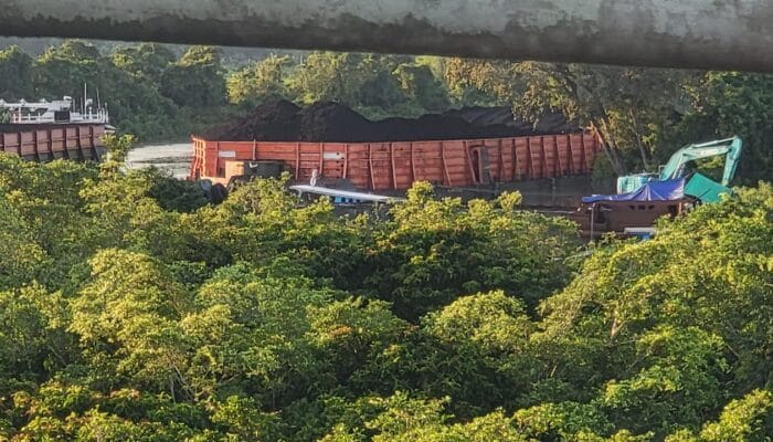 Batubara Ilegal Menantang Negara di Bawah Jembatan Kutai Lama