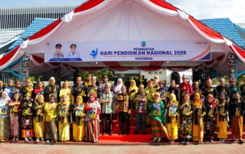 Pimpin Upacara Hardiknas 2026, Gubernur Serukan Penguatan Pendidikan Nasional 