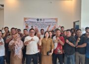 Wakil Ketua II DPRD Bulungan Tasa Gung Serahkan Bantuan Pakaian Adat