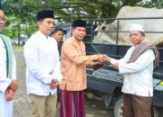 Gubernur Salat Iduladha Bersama Warga, Serahkan Hewan Kurban untuk Masyarakat