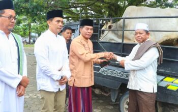 Gubernur Salat Iduladha Bersama Warga, Serahkan Hewan Kurban untuk Masyarakat