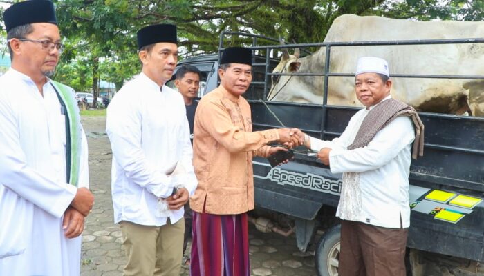 Gubernur Salat Iduladha Bersama Warga, Serahkan Hewan Kurban untuk Masyarakat
