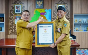 Wagub Ingkong Raih Penghargaan Tokoh Inspiratif Indonesia dari SMSI