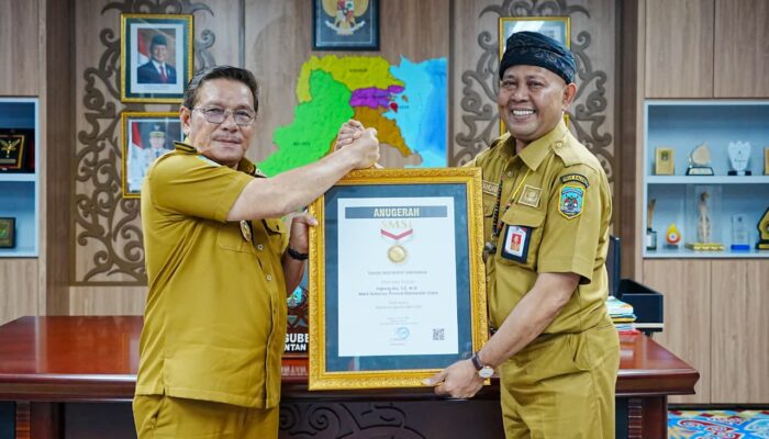Wagub Ingkong Raih Penghargaan Tokoh Inspiratif Indonesia dari SMSI