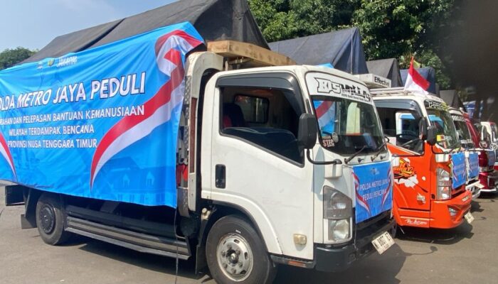 Di Hari Kemerdekaan, Polri Serentak Gerakkan 44 Truk Bantuan untuk Masyarakat Terdampak Gempa Flores